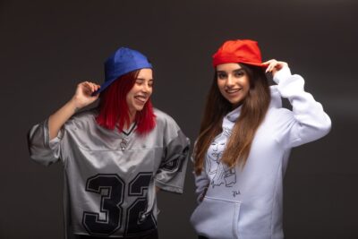 Ideas de Outfits Modernos con Playeras de Béisbol para un Estilo Urbano