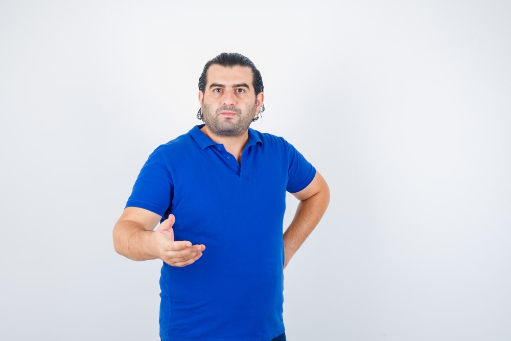 Elegancia y versatilidad: 5 outfits masculinos con playera azul marino 4 outfit urbano