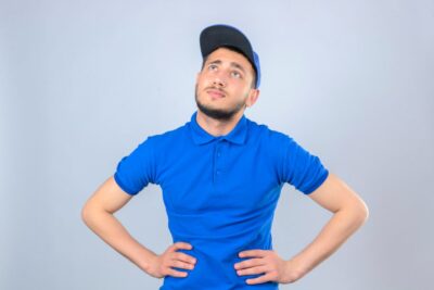 Elegancia y versatilidad: 5 outfits masculinos con playera azul marino