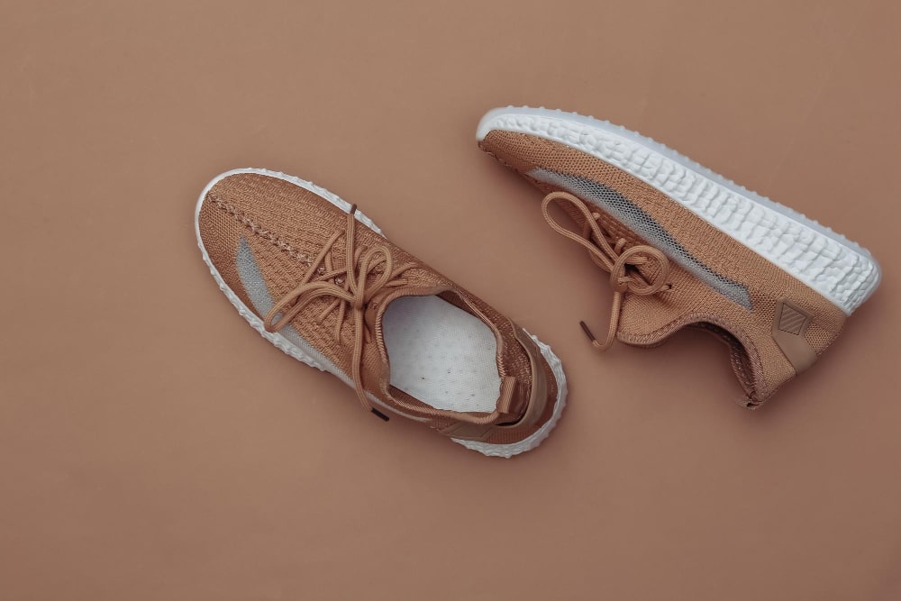 Outfits con tenis cafés para mujer: combinaciones modernas y fáciles de adaptar 4 tenis cafés