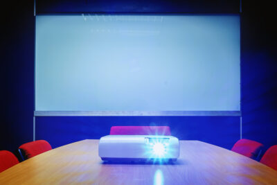 ¿Proyector o tv? La gran batalla por el entretenimiento en casa contada sin rollos