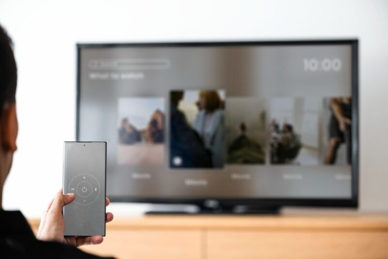 Estilo y confort: 5 ideas creativas para instalar tu TV en la pared 4 Camuflaje entre cuadros y marcos