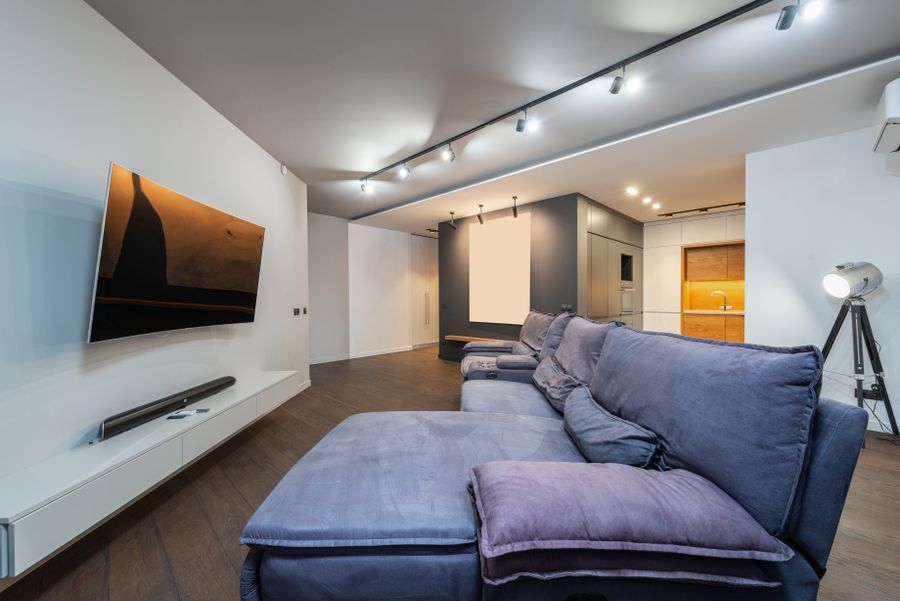 Soundbars para TV: cómo mejorar el audio de tu televisión 7 Sala moderna para ajustes de audio
