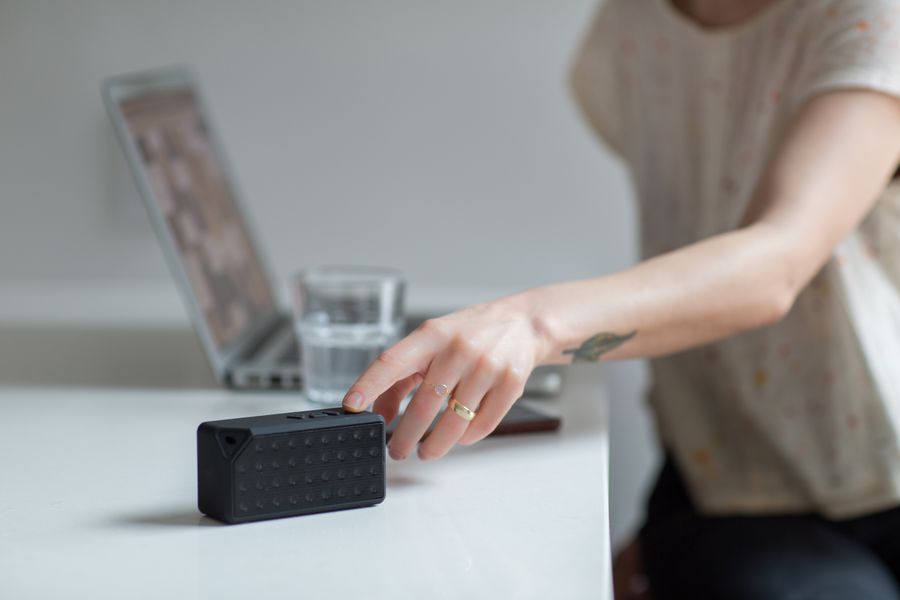 Guía completa para conectar bocinas Bluetooth a cualquier dispositivo 6 Bocina Bluetooth junto a laptop