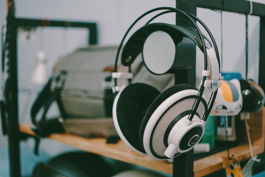 VS: audífonos in-ear vs over-ear, qué cambia en sonido, aislamiento y comodidad 7 Audífonos in-ear con puntas de silicona intercambiables en tres tallas