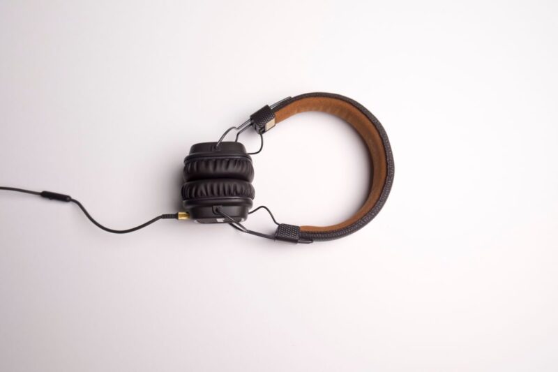 VS: audífonos in-ear vs over-ear, qué cambia en sonido, aislamiento y comodidad 5 Audífonos in-ear y audífonos over-ear lado a lado para comparar tamaño y formato