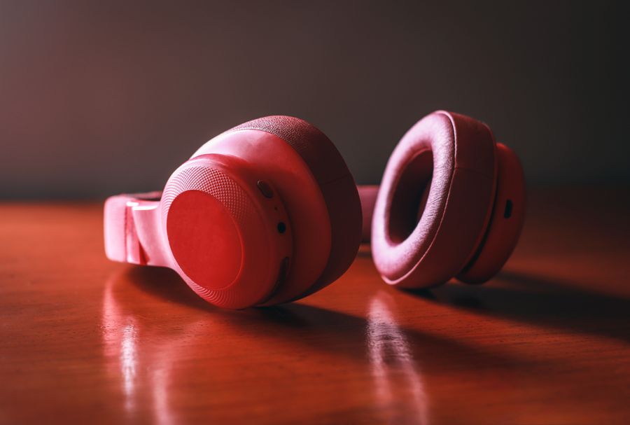 Guía pilar: cómo elegir tus audífonos por ajuste, conexión, cancelación de ruido y calidad 7 ¿Qué formato de audífonos te conviene, in-ear u over-ear?
