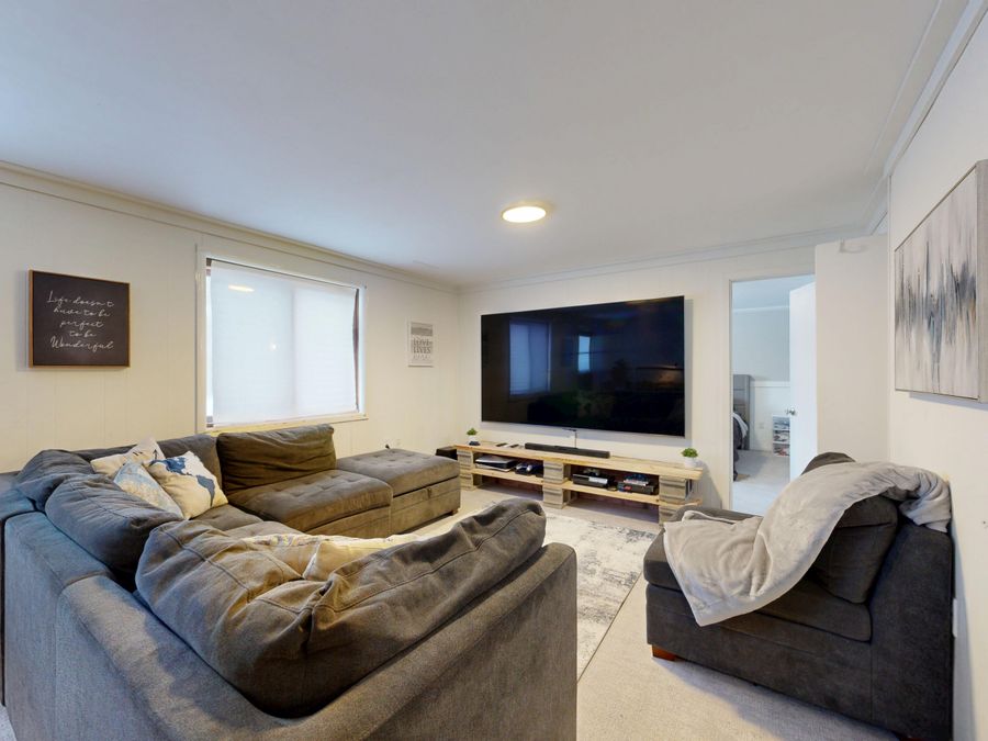 TV 65 vs 70 pulgadas: cuál conviene según tu sala y la distancia de visión 6 Sala de estar con TV de 65 pulgadas