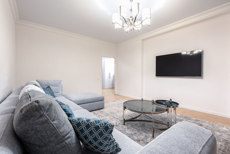 TV 65 vs 70 pulgadas: cuál conviene según tu sala y la distancia de visión 7 Sala de estar con TV de 70 pulgadas