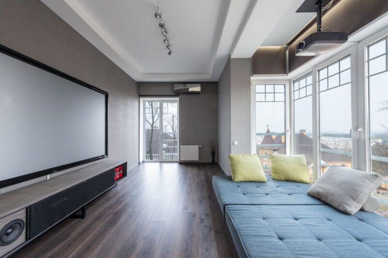 TV 65 vs 70 pulgadas: cuál conviene según tu sala y la distancia de visión 5 Sala moderna con televisor de gran tamaño